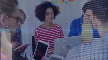 Masada iş birliği yapan meslektaşlar, dizüstü bilgisayarlara ve tabletlere yazı yazarak iş grafiklerini gösteriyorlar. İşbirliği, takım çalışması, modernlik, dijital teknoloji, girişimciler, beyin fırtınası, üretkenlik