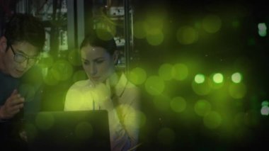 Sunucu odasında dizüstü bilgisayara yaslanmış iki bilişim uzmanı animasyon kablo kaplamaları, yeşil ışıklar sergiliyor. Teknoloji, siber güvenlik, veri, altyapı, işbirliği, yenilik, profesyonel