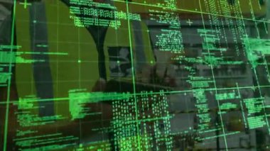 Güvenlik yeleği giyen teknisyen yüzen yeşil kodlu endüstriyel depo teknolojisini inceliyor. Teknoloji, altyapı, siber güvenlik, veri, yenilik, sanayi, bakım