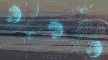 Alacakaranlık plajında yüzen dijital holografik küreler eş merkezli halkaları ve devre kümelerini gösteriyor. Fütürist, teknoloji, sükunet, yenilik, görselleştirme, soyut, deniz