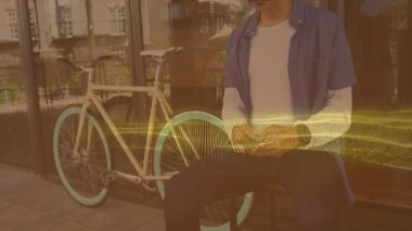 Dükkanın önünde telefonu tutan adam teknoloji pazarlaması için sarı dijital dalgayı sergiliyor. Kentsel, gündelik, modern, yaşam tarzı, açık hava, yansıtıcı, canlı