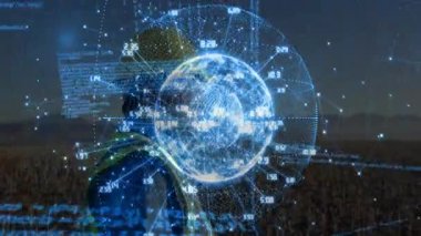 Kıdemli adam karanlık çöktüğünde çim tarlasında holografik teknoloji ağı küresiyle etkileşimde bulunuyor. Teknoloji, ağ, dijital, geleceksel, yenilik, veri, bağlantı