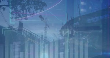 İskele ve vinç siluetleri açık mavi gökyüzüne karşı finansal haritalarla birleşiyor. Sanayi, finans, veri, dijital, altyapı, analiz, kentsel