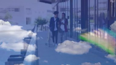 Yürüyüş yolunda yürüyen iki adam, gökkuşağı yay bulutlarının yer aldığı teknolojinin ortasında akıllı telefonu kontrol ediyorlar. Kentsel, dostluk, çağdaş, canlı, gündelik, manzaralı, bağlantı