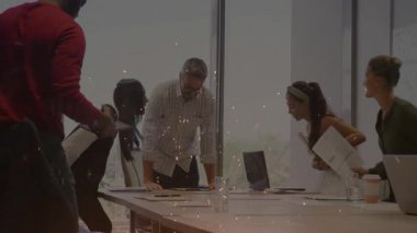 Meslektaşlar iş toplantılarında yüzen veri simgelerini gösteren belgeleri inceliyor. İşbirliği, takım çalışması, modern, profesyonel, ofis, analitik, iletişim