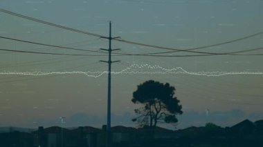 Yüksek voltaj hatları taşıyan elektrik iletim kuleleri karanlık gökyüzünü geçerek veri dalgalarını gösteriyor. Sanayi, altyapı, enerji, elektrik şebekesi, dijital, teknoloji, kentsel