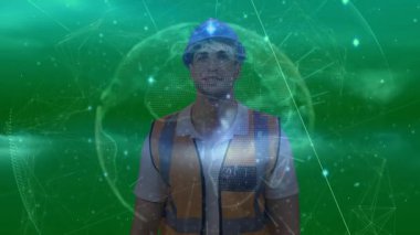 Erkek inşaat işçisi yüzen ağ veri düğümleriyle yeşil teknoloji arkaplanına karşı duruyor. Sanayi, siber güvenlik, fütüristik, dijital, teknoloji, profesyonel, ağ