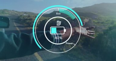 Kadın virajlı yolda elektrikli araç kullanıyor, dijital pil göstergesi ve şarj ikonu gösteriyor. Sürdürülebilirlik, seyahat, macera, teknoloji, çevre dostu, manzara, hareketlilik