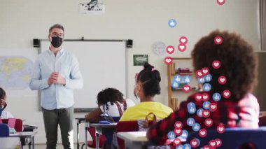 Erkek öğretmen sınıfa beyaz tahtayla liderlik ediyor, öğrenciler yüzen tepki simgeleriyle el kaldırıyor. Eğitim, sınıf, öğretmenlik, çocuklar, öğrenme, okul, eğitim