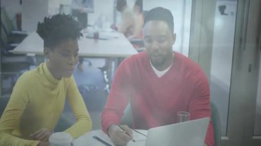 İş görüşmesinde laptopta iş birliği yapan iki meslektaşın veri tabloları ekranın üzerinde yüzüyor. İşbirliği, takım çalışması, modernlik, çalışma alanı, profesyonel, başlangıç, yenilik