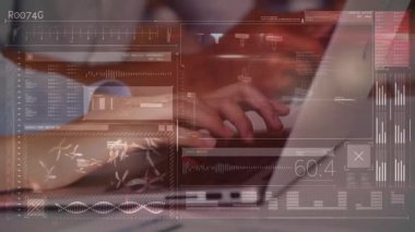 Düz UI panelleri ve grafikleri gösteren dizüstü bilgisayarın klavyesinde yazma, performans ölçümlerini kaydetme. Teknoloji, veri, analitik, yenilik, arayüz, dijital, siber güvenlik