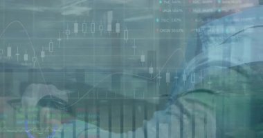 Ofisteki ekranları inceleyen iki analist, şamdan çizelgelerini borsa saatleriyle gösteriyorlar. Finans, veri görselleştirme, analitik, teknoloji, iş, yatırım, meslek