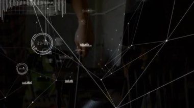 Teknisyen, teknoloji atölyesinde parlayan ağı bar-grafik görselleri ve dalga formu grafikleriyle izliyor. Fütüristik, analitik, veri görselleştirme, teknoloji, sanayi, yenilik, dijital