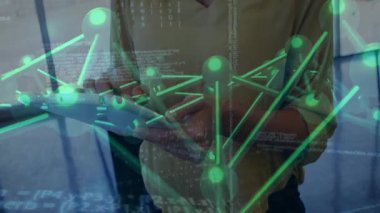 Dizüstü bilgisayarda yazan kadın geliştirici, kod akışı ve yeşil ağla teknoloji veri akışını görselleştiriyor. Teknoloji, yenilik, dijital, bağlantı, siber güvenlik, veri, programlama