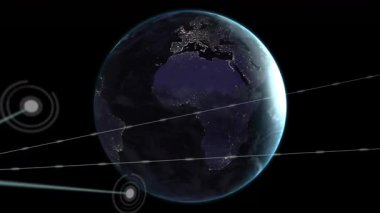 Dünyanın dönüşü, parlayan şehir ışıklarının kıtalar arası ağ düğümlerini 3 boyutlu olarak birbirine bağladığını gösteriyor. Küresel, teknoloji, fütüristik, bağlantı, dijital, yenilik, ağ