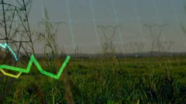 Neon yeşil veri hattı grafiği kırsal alana yayılıyor, iletim direklerini ve ızgara örtüsünü gösteriyor. Kırsal, peyzaj, fayda, enerji, altyapı, eko, görselleştirme
