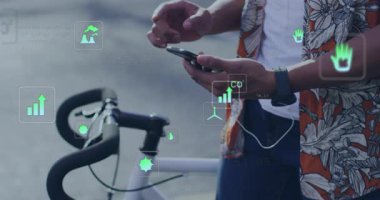 Bisikletin yanında akıllı telefonla etkileşim kuran adam AR teknolojisi grafiklerini, sayısal verileri görselleştiriyor. Giyilebilir, taşınabilir, teknoloji, kentsel, fütüristik, genç, dijital