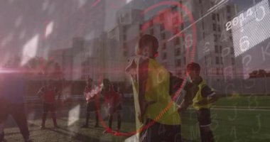 Koç ve oyuncular sahada futbol antrenmanı yapıyor, kırmızı spor analitiği kullanarak 2019 verisi ile örtüşüyor. Atletik, takım çalışması, rekabet, eğitim, gençlik, açık hava, dijital