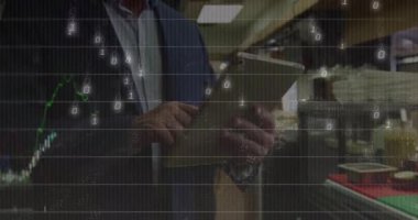 Yüksek teknoloji laboratuvarında altın tablet kullanan bir adam, ikili kod ve piyasada yüzen grafikler. Teknoloji, yenilik, analitik, finans, veri, kurumsal, dijital