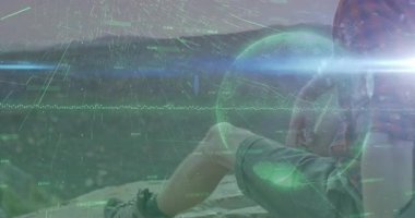 Geniş kenarlı şapka takan bir adam kırsal alanı gözlüyor ve AR animasyonlarıyla tarım teknolojisini geliştiriyor. Gelecekçi, yenilikçi, çevresel, giyilebilir, teknoloji, manzara, sürdürülebilir