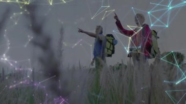 Kıdemli yürüyüşçüler parlayan düğümler ve çizgiler göstererek çayırdaki ufuk çizgisine doğru ilerliyorlar. Macera, keşif, teknoloji, bağlantı, açık hava, boş zaman, refah