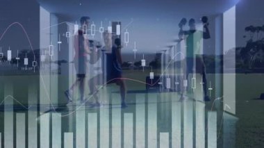 Üç adam çimenler üzerinde güç antrenmanı yapıyor, dambıl ve lastik üzerinde finans tabloları sergiliyorlar. Spor, açık hava, güç, takım çalışması, ilerleme, canlılık, atletizm