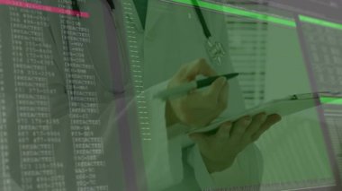 Tablet tutan ve Stylus kullanan bir kadın teknoloji laboratuarında konsol ve editör örtüsü araştırıyor. Teknoloji, yenilik, dijital, fütürizm, yazılım, programlama, arayüz
