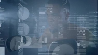 Teknoloji stüdyosunda süzülen pasta grafiği grafik çizelgesi çizelgesiyle sunan erkek konuşmacı. Teknoloji, veri, analitik, yenilik, dijital yayın, fütürizm