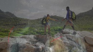 Yürüyüş yapan çift geceleri dağ boşluğuna uzanıyor. Seyahat reklamları için animasyon far izleri gösteriyorlar. Macera, keşif, vahşi doğa, engebeli, göksel, açık hava, takım çalışması