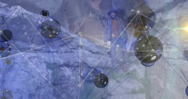 Kayalık Kanyon 'u inceleyen kaşif, teknoloji veri akışını gösteren dijital ağ örtüsü sunuyor. Macera, keşif, engebeli, açık hava, bağlantı, teknoloji, vahşi doğa.