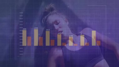 Kadın sporcu finans bağlamında yumruk atıyor, yüzen bar çizelgeleri ve çizgi grafikleri gösteriyor. Sporcu, güçlendirme, dinamik, gelecekçi, teknoloji, güç, rekabet
