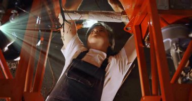 Kırmızı çelik kirişlerin altında vidaları sıkan teknisyenler animasyon teknoloji veri simgeleri ve grafikleri sergiliyorlar. Sanayi, işçilik, mühendislik, bakım, araçlar, hassasiyet, dayanıklılık