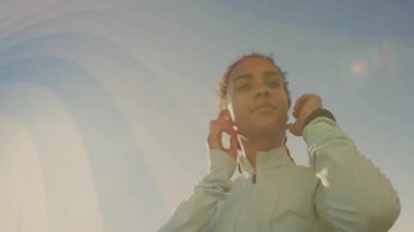 Kadın açık havada ceketin fermuarını düzeltiyor, akıllı adam veri örtüsü ve fitness çizelgesi animasyonu gösteriyor. Etkin giyim, sağlık, motivasyon, açık hava, teknoloji, fitness, dinamik