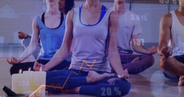 Yoga grubu stüdyoda minderler üzerinde meditasyon yapıyor, finansal çizgi grafikleri çizelgeleri sergiliyorlar. Sağlık, farkındalık, dinginlik, dijital, soyut, uyum, rahatlama