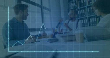 Ofiste iş stratejisini tartışan üç meslektaş, animasyon şebekesi ve çizgi grafiği örtüşüyor. İşbirliği, takım çalışması, analiz, profesyonellik, yenilik, üretkenlik, modern