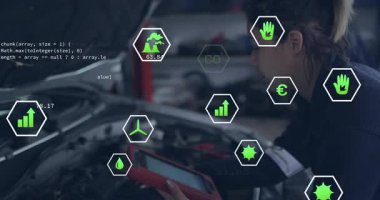 Kadın mekanik tarama motoru otomotiv atölyesinde canlandırılmış karbondioksit ve geri dönüşüm simgeleriyle birlikte. Otomotiv, teknoloji, yenilik, sürdürülebilirlik, tanı, endüstri, mühendislik