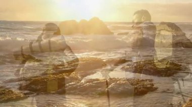 Kayalık kıyı şeridinde duran ceketli ve sırt çantalı iki yürüyüşçü, animasyon seyahat haritası eşliğinde. Macera, keşif, manzara, açık hava, aktif, manzaralı, vahşi