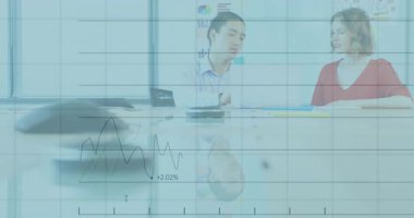 Ofis masasında yüzen çizgilerle finansal verileri tartışan ve analiz eden iki profesyonel. İşbirliği, takım çalışması, strateji, yenilik, modernlik, iş dünyası, analitik