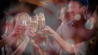 Bir grup arkadaş barda bira bardağı kaldırıyor, pazarlama için yüzen sosyal ikonlar gösteriyorlar. Kutlama, yoldaşlık, gece hayatı, eğlence, arkadaşlık, sıcak aydınlatma, neşe