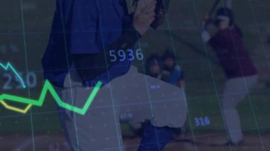 Dört kadın beyzbol oyuncusu animasyon çizgisi grafikleriyle etkileşime geçerek teknoloji ölçümleri gösteriyor. Spor, takım çalışması, yenilik, performans, açık hava, enerjik, rekabetçi