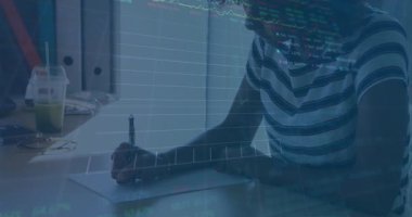 Fintech Stüdyoları 'nda finansal tablolar masanın üstünde yüzerken grafik tasarımcısı tablet üzerinde çizim yapıyor. Yaratıcılık, yenilik, üretkenlik, modern, profesyonel, dijital, sanatsal