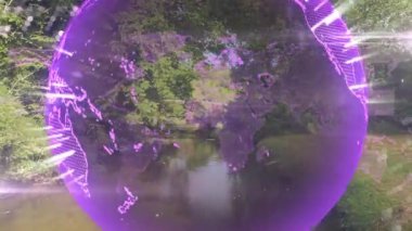 Orman akıntısı üzerinde yüzen dijital küresel hologram kıtaların etrafına mor ışık huzmeleri yayıyor. Fütürist, sürükleyici, doğa, dijital, çevresel, yenilik, görsel efektler