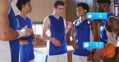 Beden eğitimi sahasında toplanan beş basketbolcu sosyal medya pazarlama örtüşmelerini gösteriyor. Atletizm, takım çalışması, spor, fitness, yoldaşlık, aktif, rekabet