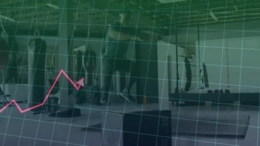 Spor salonunun içinde plyometrik kutucuk atlayışı yapan adam, ızgara kaplamalı fitness performans grafiği gösteriyor. Sporcu, güç, kardiyo, eğitim, hareket, sanayi, kararlılık