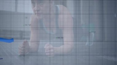 Fitness stüdyosunda ön kol kalası tutan bir kadın. Moda çizgileri ve verilerle şebeke örtüşüyor. Fitness, health, strength, determination, analytics, training, performance