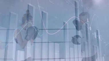 Erkek antrenör ve kadın boksör boks ringinde eldiven çalışması yapıyor. Finansal tabloları örtüyor. Fitness, antrenman, spor, güç, motivasyon, teknoloji, canlılık