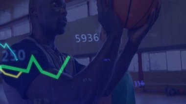 Kadınlar basketbolu oynarken rakip blok atışı yapıyor, analitik spor grafikleri gösteriyor. Atletizm, rekabet, dijital analiz, performans, fitness, takım çalışması, spor