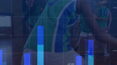 Spor salonunda antrenman partnerleri, harita ızgarası ve çizelgelerle fitness analizlerini gösteriyorlar. Atletik, fütüristik, dijital, işbirliği, güç, performans, yenilik