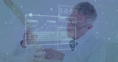 Holografik çizelgeler ve ağ düğümleriyle sağlık laboratuarında omurilik modelini inceleyen olgun bir erkek doktor. Tıbbi, tanı, fütüristik, bilimsel, teknolojik, eğitim, sağlık