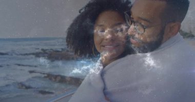 Kadın ve erkek kıyı korkuluklarında durup kozmik yıldızların teknoloji için örtüldüğünü gösteriyorlar. Romantik, bağlantı, dinginlik, göksel, doğa, ahenk, samimiyet